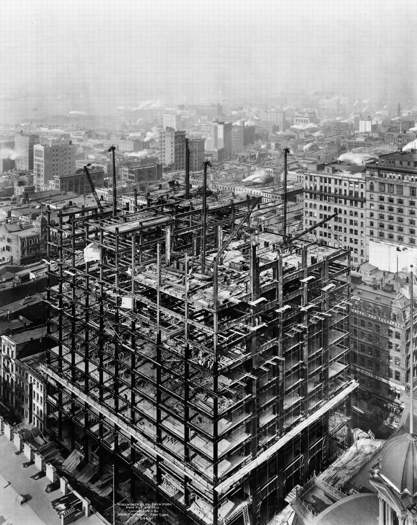 Идет строительство Woolworth Building - стальной каркас растет, 2 февраля 1912 .jpg