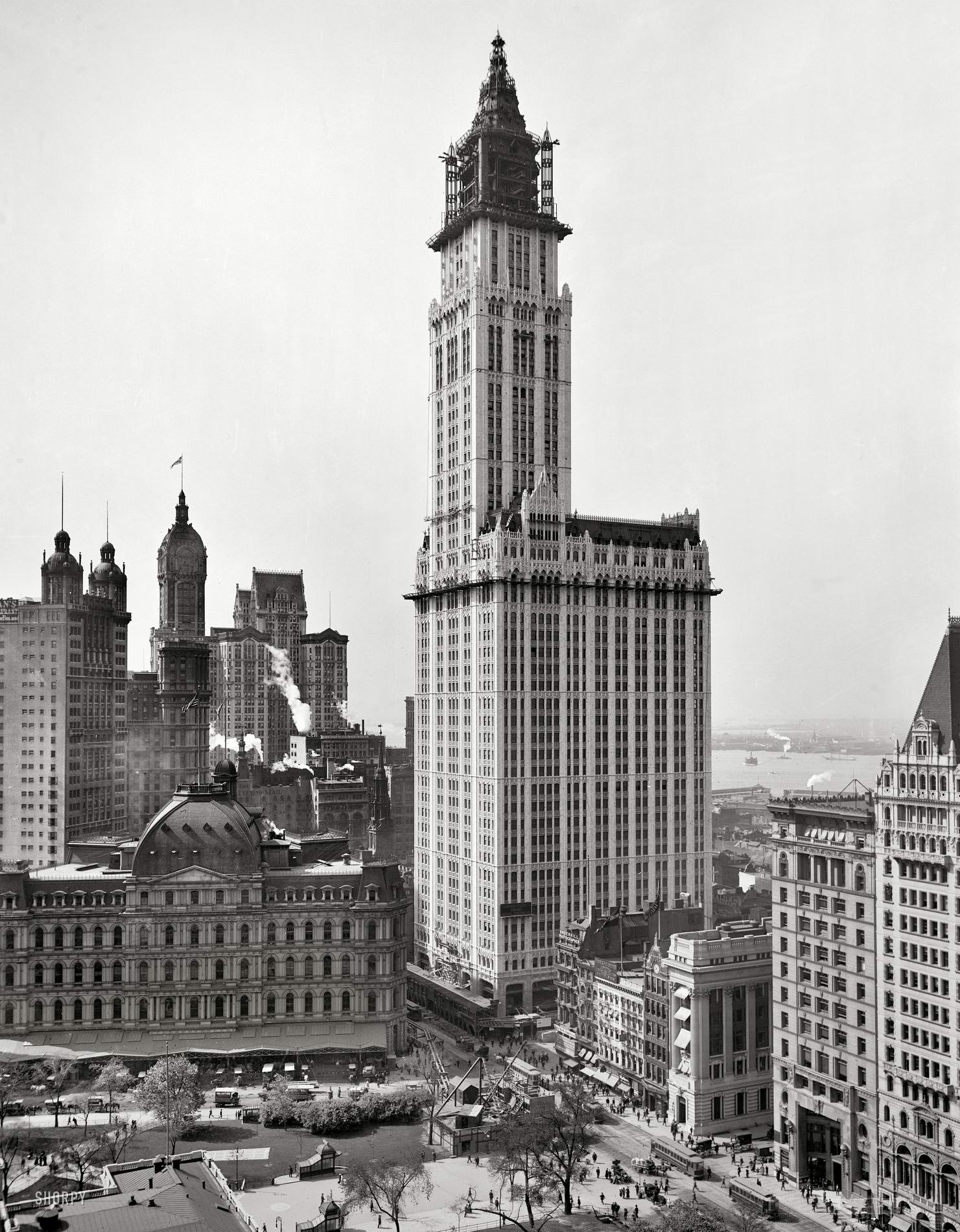 1913 год - завершение строительства Woolworth Building.jpg
