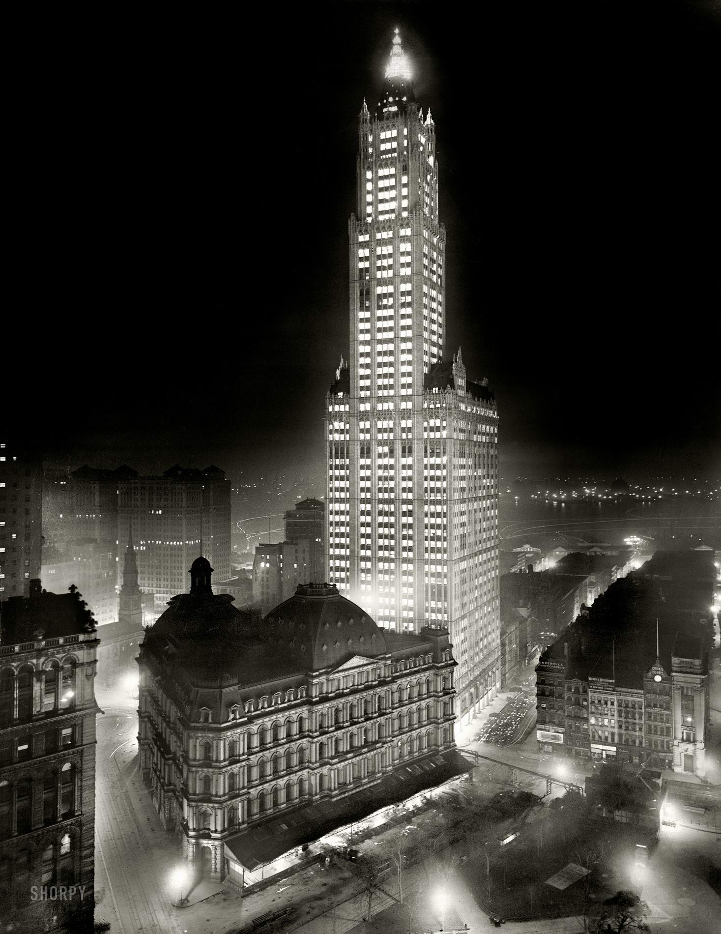 Ночной снимок Woolworth Building - 1913 год. Эрцгерцог Фердинанд еще жив (как и многие другие!), до Великой Войны остается еще год.jpg