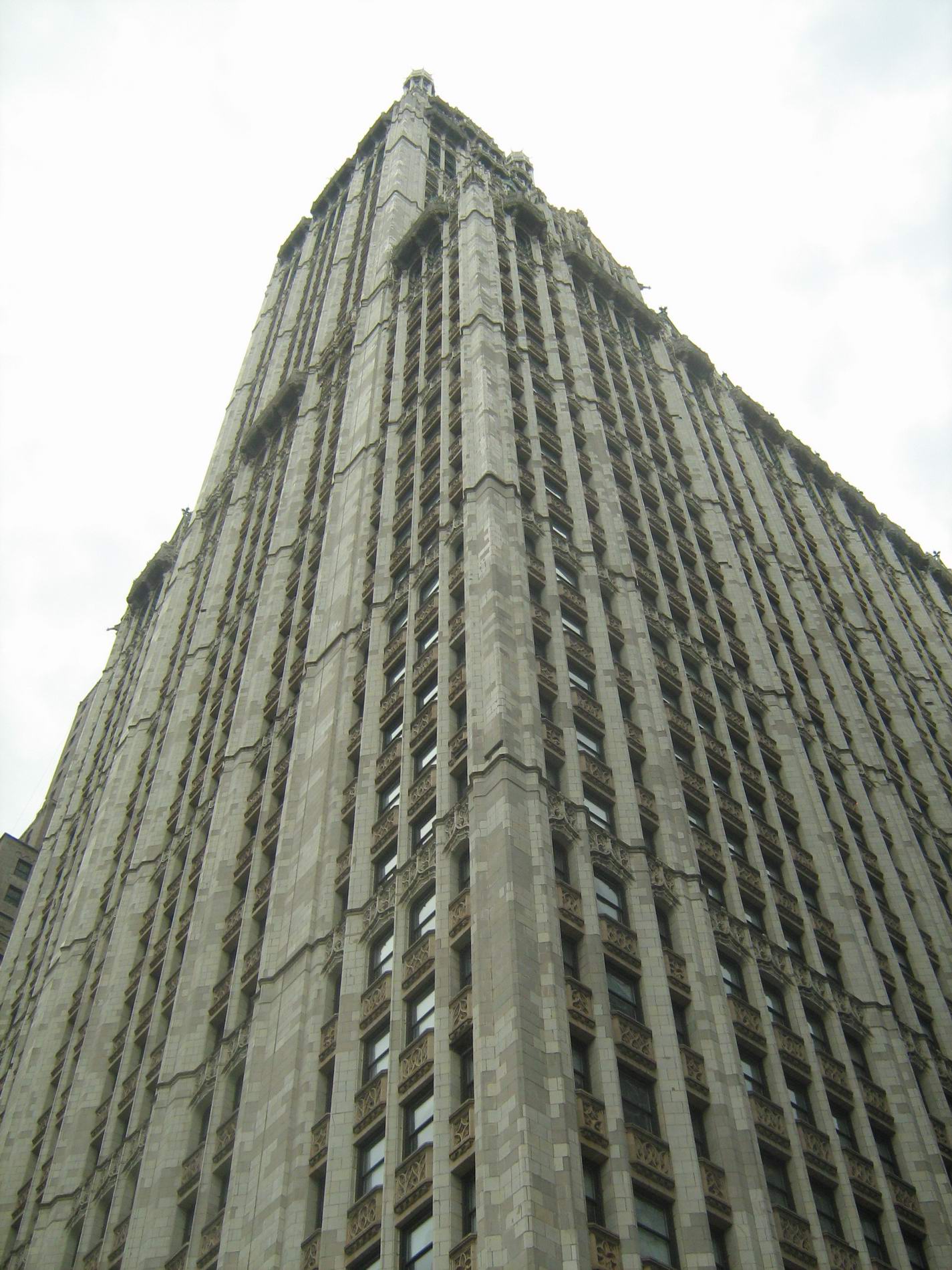 Woolworth Building - хорошо видны детали декора, снимок мой 23 июля 2011 года .jpg