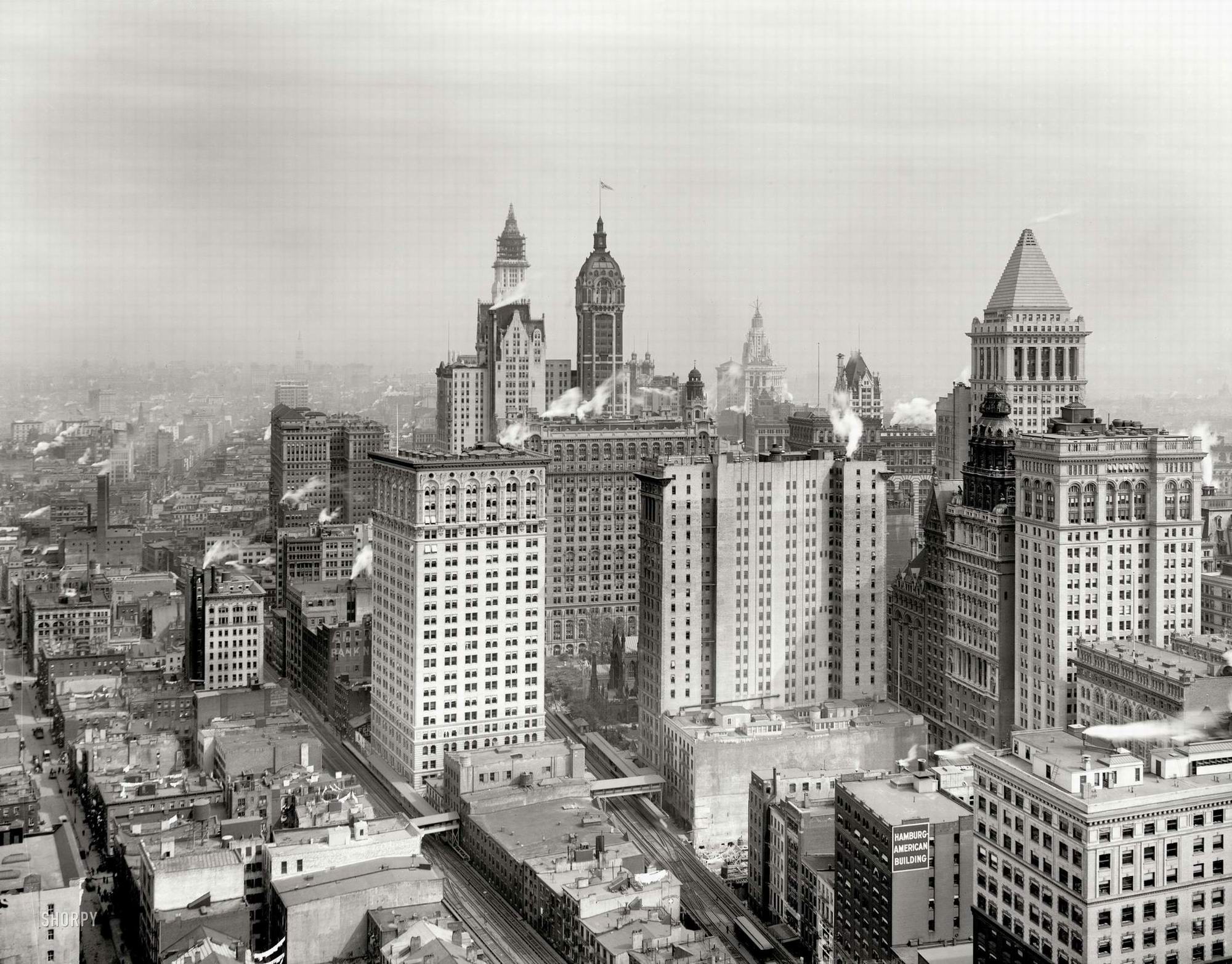 Нижний Манхэттен в 1912 г. В центре кадра Singer Tower, вдали за ним - строящийся Woolworth Building.jpg